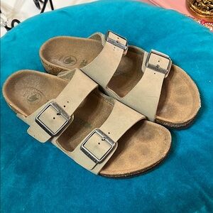 Gently used Kids Beige Birkenstock Sandals. Size 34